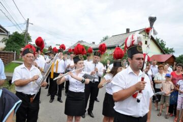 Tradiționala procesiune a clericilor și a tinerilor