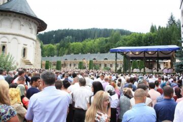 Victor Ponta și soția sa au fost binecuvântați la Putna de ÎPS Pimen și de starețul mănăstirii, Melchisedec Velnic