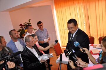 Premierul Victor Ponta i-a înmânat, ieri, lui Paul Croitoru banii și o diplomă