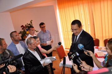 Premierul Victor Ponta i-a înmânat, ieri, lui Paul Croitoru banii și o diplomă