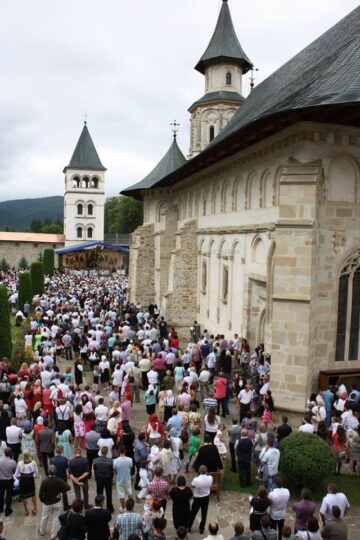 Peste 10.000 de credincioși au fost prezenți ieri la Mănăstirea Putna