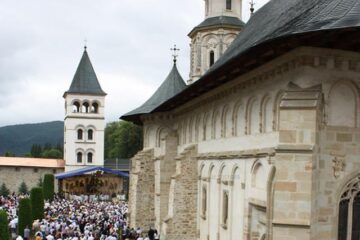 Peste 10.000 de credincioși au fost prezenți ieri la Mănăstirea Putna