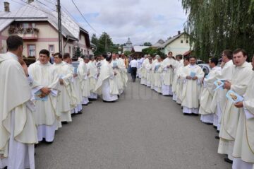 Tradiționala procesiune a clericilor și a tinerilor