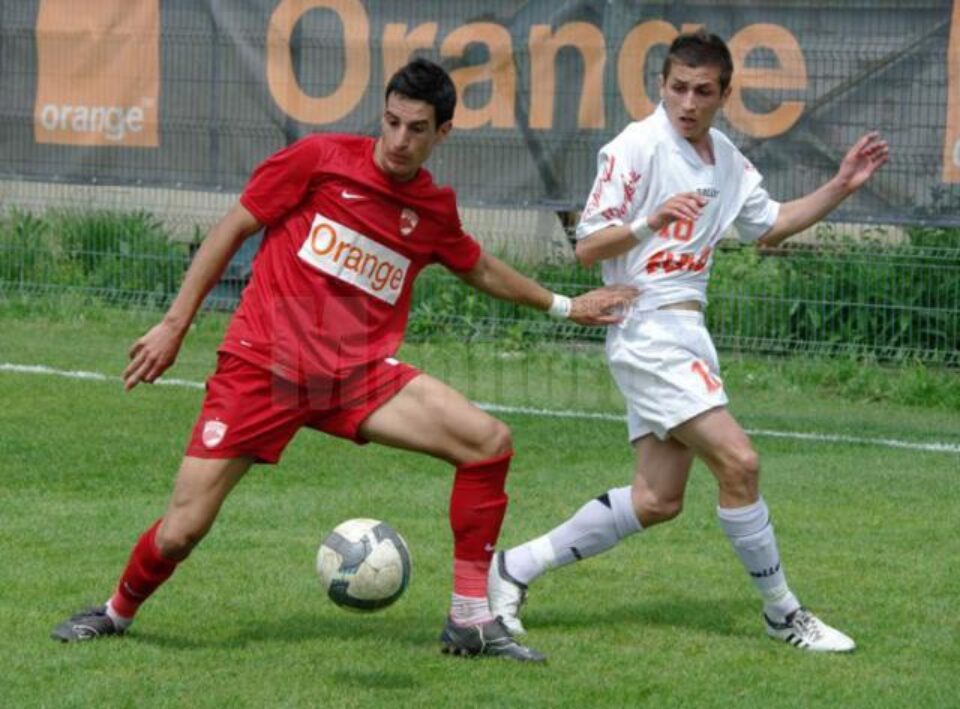 Alex Vrabie, în dreapta imaginii, este foarte aproape de a se semna un acord cu Rapid Alex Vrabie, în dreapta imaginii, este foarte aproape de a se semna un acord cu Rapid