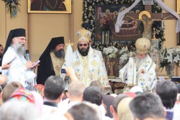 La slujba de la Putna a participat și mitropolitul antiohian al Franței și al Europei de Vest și de Sud (centru)