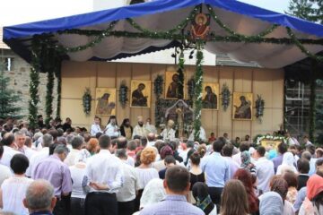 Victor Ponta și soția sa au fost binecuvântați la Putna de ÎPS Pimen și de starețul mănăstirii, Melchisedec Velnic
