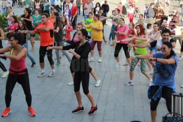 Circa 500 de persoane, dansatori și public, și-au demonstrat susținerea pentru Rebeca