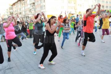 Circa 500 de persoane, dansatori și public, și-au demonstrat susținerea pentru Rebeca