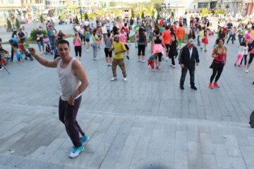 Circa 500 de persoane, dansatori și public, și-au demonstrat susținerea pentru Rebeca