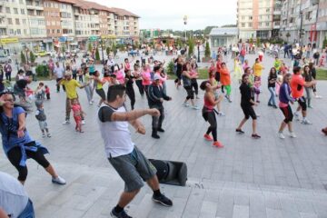 Circa 500 de persoane, dansatori și public, și-au demonstrat susținerea pentru Rebeca