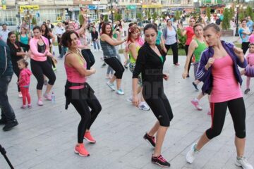 Circa 500 de persoane, dansatori și public, și-au demonstrat susținerea pentru Rebeca