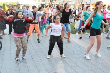 Circa 500 de persoane, dansatori și public, și-au demonstrat susținerea pentru Rebeca