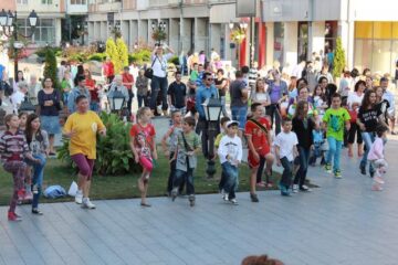 Circa 500 de persoane, dansatori și public, și-au demonstrat susținerea pentru Rebeca