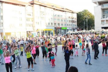Circa 500 de persoane, dansatori și public, și-au demonstrat susținerea pentru Rebeca
