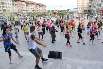 Circa 500 de persoane, dansatori și public, și-au demonstrat susținerea pentru Rebeca