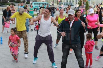Circa 500 de persoane, dansatori și public, și-au demonstrat susținerea pentru Rebeca