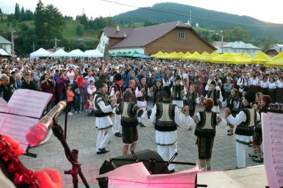 Spectacol de dansuri prezentat de Ansamblul “Bistrița Aurie” din Ciocănești