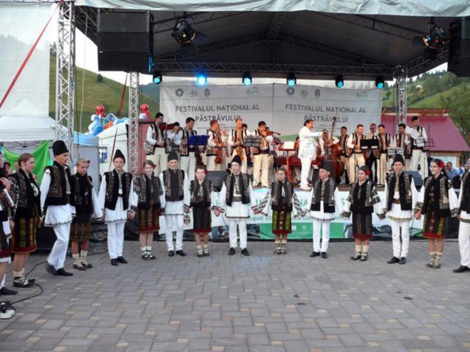Alături de orchestra“Lăutarii” din Chișinău au evoluat și membrii Ansamblului “Bistrița Aurie” din Ciocănești Alături de orchestra“Lăutarii” din Chișinău au evoluat și membrii Ansamblului “Bistrița Aurie” din Ciocănești