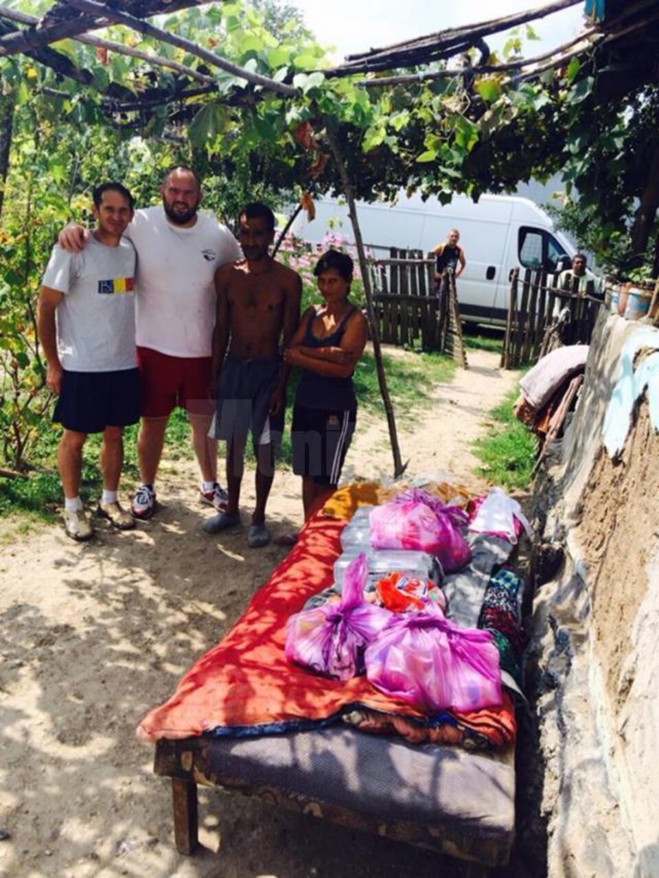 Gheorghe Ignat a fost personal să împartă ajutoarele familiilor sinistrate