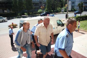 După expirarea celor 24 de ore ale ordonanței de reținere, Ioan Sava (dreapta) și Nicuță Solcan (stânga) au fost lăsați să se întoarcă la domiciliile lor