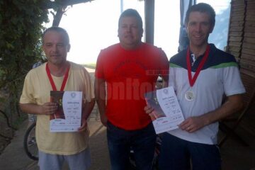 Mihai Pop, managerul CS Select Suceava, încadrat de finaliștii de la Nivelul 5, Horațiu Neacșu și Cătălin Lungu