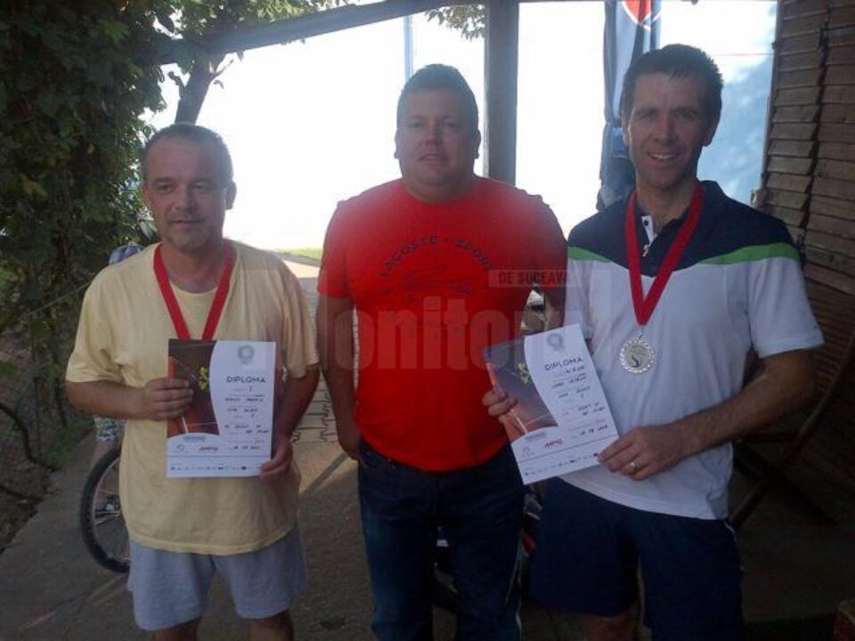 Mihai Pop, managerul CS Select Suceava, încadrat de finaliștii de la Nivelul 5, Horațiu Neacșu și Cătălin Lungu Mihai Pop, managerul CS Select Suceava, încadrat de finaliștii de la Nivelul 5, Horațiu Neacșu și Cătălin Lungu