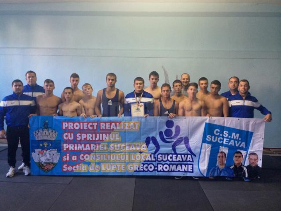 O parte dintre sportivii și antrenorii secției de lupte greco-romane a CSM Suceava