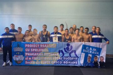 O parte dintre sportivii și antrenorii secției de lupte greco-romane a CSM Suceava
