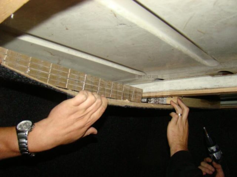 Aproape 4.000 de pachete de țigări de contrabandă, găsite în pereții unui microbuz