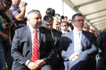 Ioan Balan (stânga) consideră că finalizarea lucrărilor la aeroportul din Iași este dezastruoasă pentru Suceava
