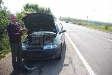 Emilian Constantin Rotaru și bucata de metal care l-a lăsat cu mașina în drum, pe E 85