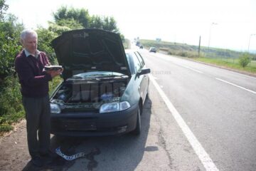 Emilian Constantin Rotaru și bucata de metal care l-a lăsat cu mașina în drum, pe E 85