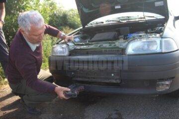 Emilian Constantin Rotaru și bucata de metal care l-a lăsat cu mașina în drum, pe E 85