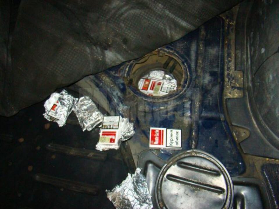 Țigări de contrabandă ascunse în rezervorul mașinii