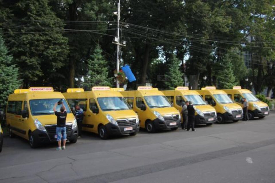 Microbuze noi pentru elevii din 16 comune sucevene