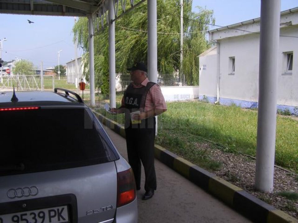 Lucrători din cadrul Serviciului teritorial Suceava al DGA desfășoară în această lună o campanie privind prevenirea faptelor de corupție în rândul vameșilor și al polițiștilor de frontieră