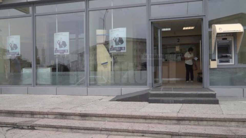Întrega scenă s-a petrecut joi după-amiază, în jurul orei 16.00, în sediul din Fălticeni al Băncii Transilvania