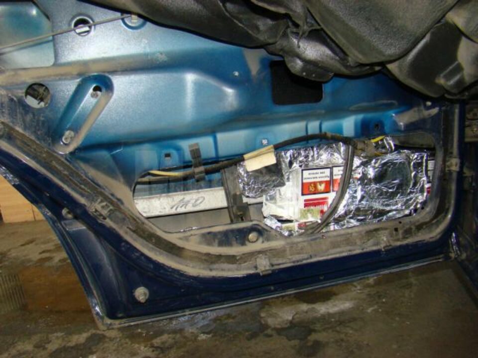 Țigări de contrabandă ascunse în portieră