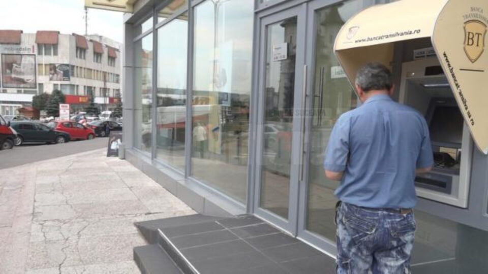 Întrega scenă s-a petrecut joi după-amiază, în jurul orei 16.00, în sediul din Fălticeni al Băncii Transilvania