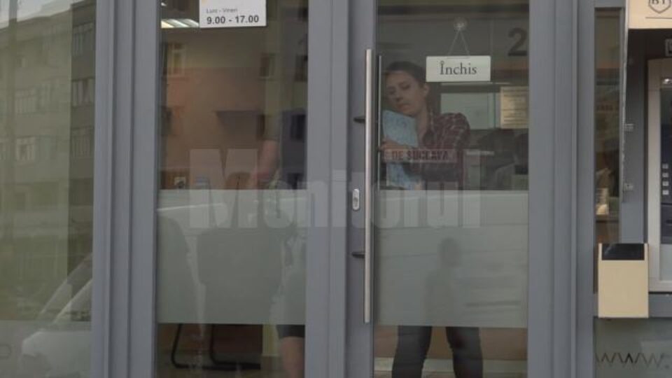 Întrega scenă s-a petrecut joi după-amiază, în jurul orei 16.00, în sediul din Fălticeni al Băncii Transilvania