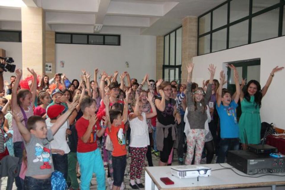„Cursul festiv” a început cu intonarea imnului Școlii de vară