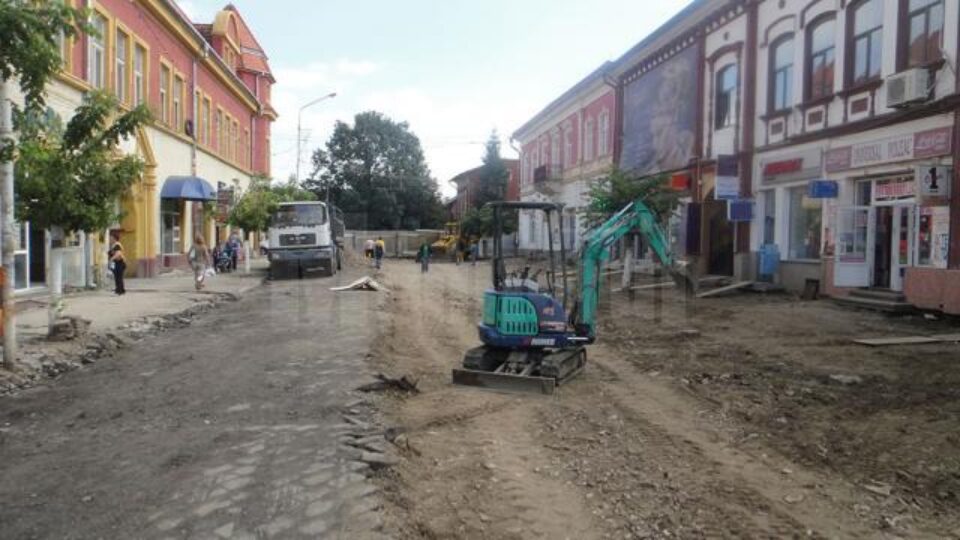Tiberiu Maerean acuză că lucrările la amenajarea unei zone pietonale pe strada Piața Unirii din Rădăuți se realizează deși autorizația de construcție este expirată din luna aprilie 2014