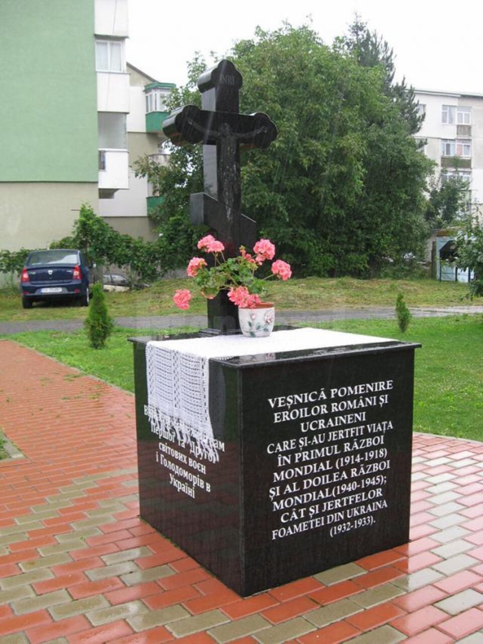Crucea ridicată pentru veșnica pomenire a eroilor români și ucraineni