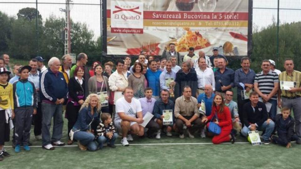 Traditionala poza de grup de la finalul celei de-a doua editii a turneului de tenis Open El Quatro, cu Ilie Nastase in centrul imaginii Traditionala poza de grup de la finalul celei de-a doua editii a turneului de tenis Open El Quatro, cu Ilie Nastase in centrul imaginii