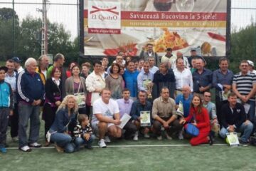 Traditionala poza de grup de la finalul celei de-a doua editii a turneului de tenis Open El Quatro, cu Ilie Nastase in centrul imaginii