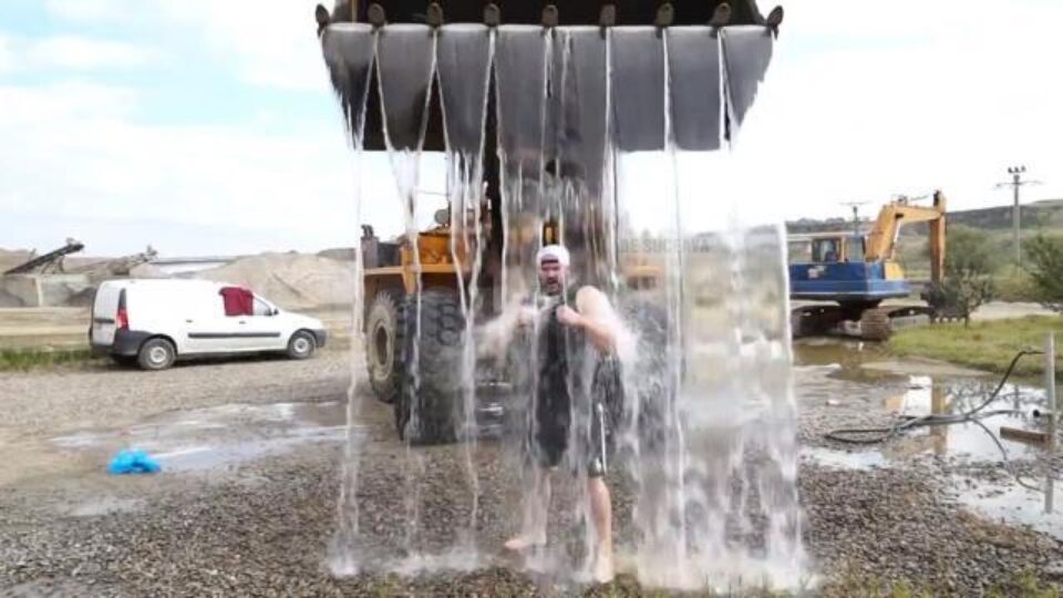 „Ice Bucket Challenge”, varianta de Bucovina, cu apă și gheață cu apă din cupa unui excavator „Ice Bucket Challenge”, varianta de Bucovina, cu apă și gheață cu apă din cupa unui excavator