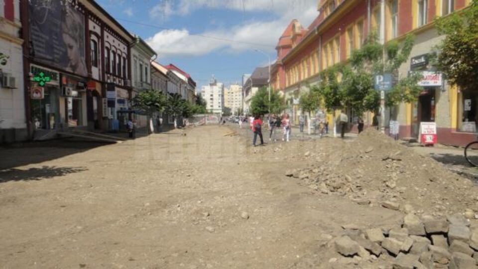 Zona centrală a Rădăuțiului s-a transformat într-un șantier pe care, începând de ieri, nu mai lucrează nimeni
