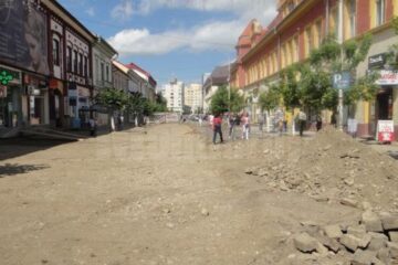 Zona centrală a Rădăuțiului s-a transformat într-un șantier pe care, începând de ieri, nu mai lucrează nimeni