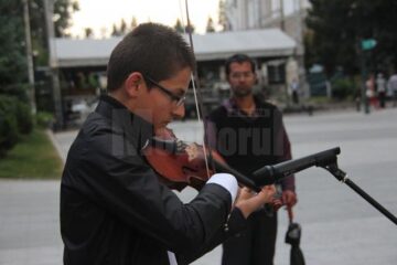Tineri artiști de la Colegiul de Artă au promovat evenimentul de astăzi, organizat de Clubul Rotary