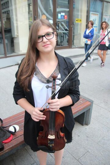 Tineri artiști de la Colegiul de Artă au promovat evenimentul de astăzi, organizat de Clubul Rotary